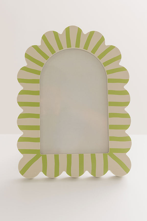 Charming Pose Scalloped Stripe Photo Frame Image - 1