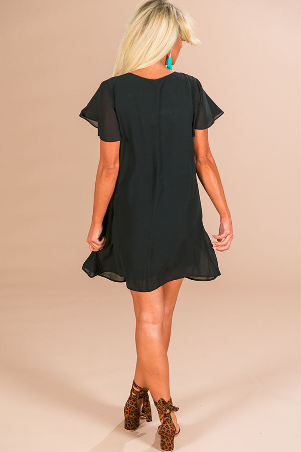 Stunningly Chic Shift Dress in Black Image - 4