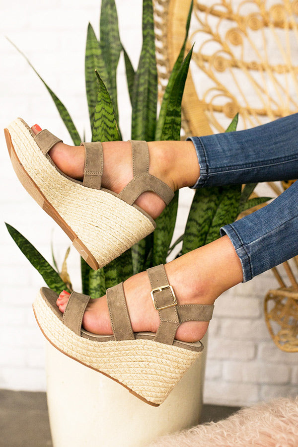 Snack Bar Wedge in Taupe