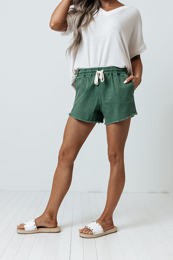 The Galapagos Midrise Shorts In Hunter Green