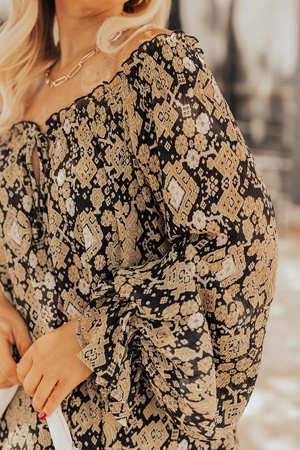 Moody Vibes Shift Top in Black Curves Image - 5